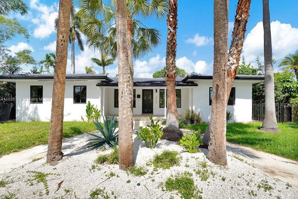 Exterior, Facade, Ranch