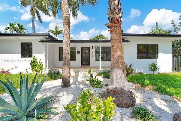 Exterior, Facade, Ranch