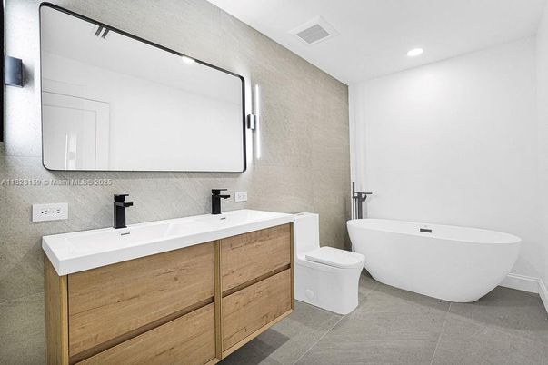 Bathroom, Dual Sink Vanities, Free Standing Baths, Interior, Recessed Lighting