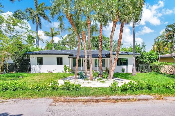 Backyard, Exterior, Facade, Ranch