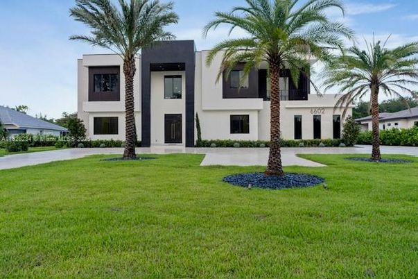 Backyard, Exterior, Facade, Rowhouse