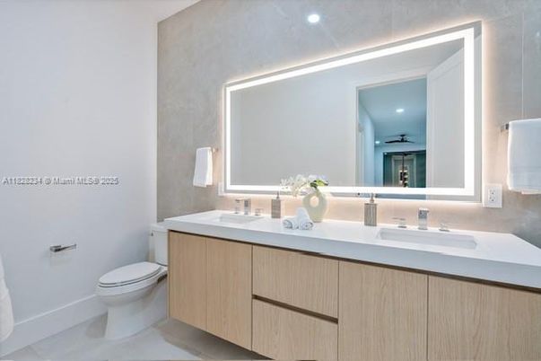 Bathroom, Dual Sink Vanities, Interior, Recessed Lighting