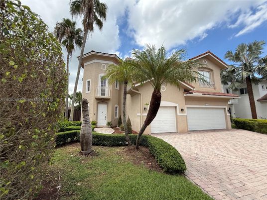 Attached, Exterior, Facade, Mediterranean