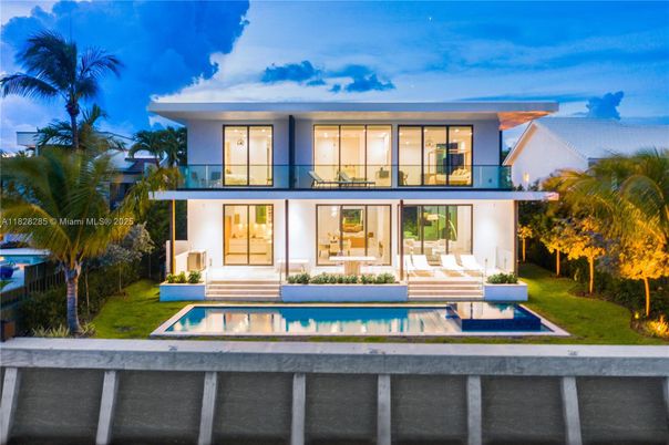 Exterior, Facade, Pool, Modern