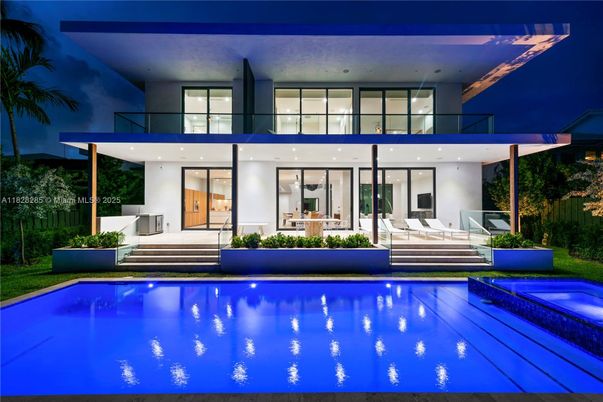 Exterior, Facade, Pool, Modern