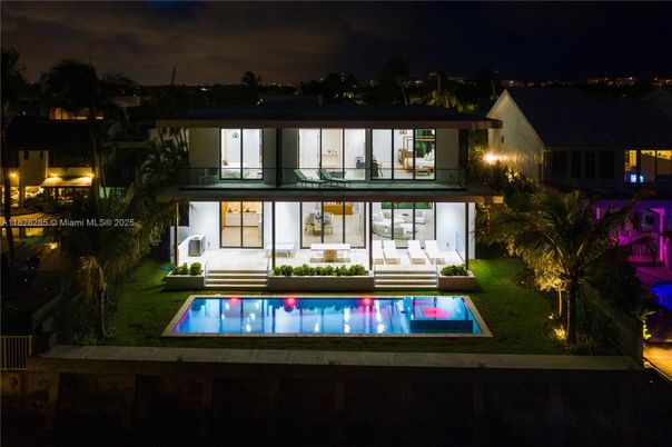 Backyard, Exterior, Facade, Pool, Modern