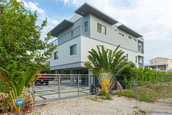 Exterior, Facade, Modern