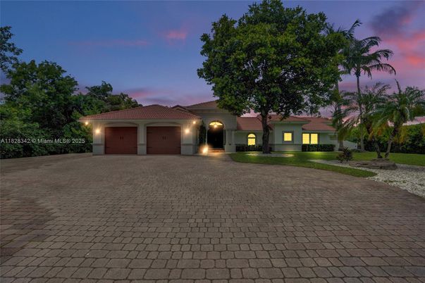 Attached, Exterior, Facade, Mediterranean