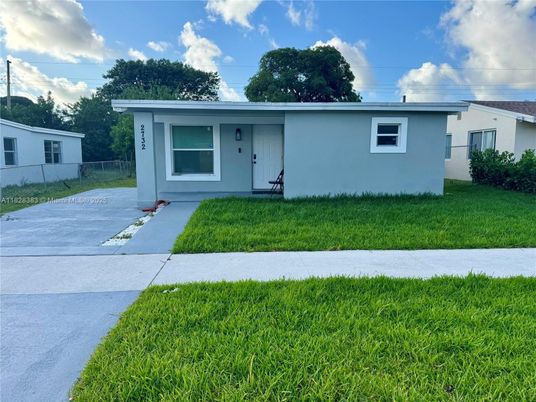 Backyard, Exterior, Facade, Ranch