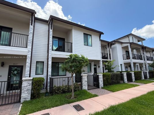 Exterior, Facade, Rowhouse