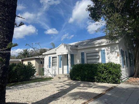 Exterior, Facade, Ranch