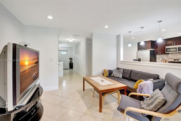 Interior, Kitchen, Living room, Pendant Lights, Recessed Lighting, Stainless Steel Appliances