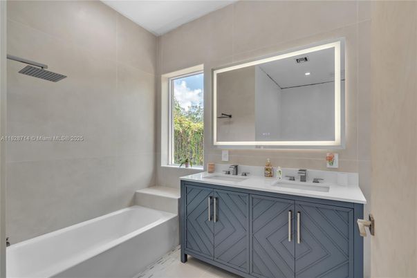 Bathroom, Dual Sink Vanities, Interior, Recessed Lighting