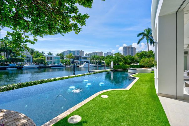 Exterior, Pool, Water