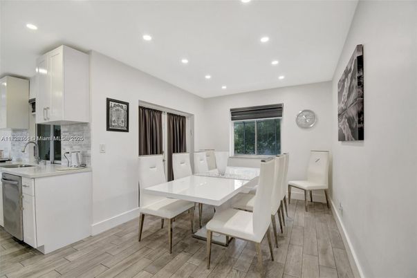 Dining room, Interior, Kitchen, Recessed Lighting, Wood Texture Flooring