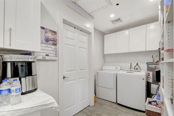 Interior, Recessed Lighting, Washer, Wood Texture Flooring