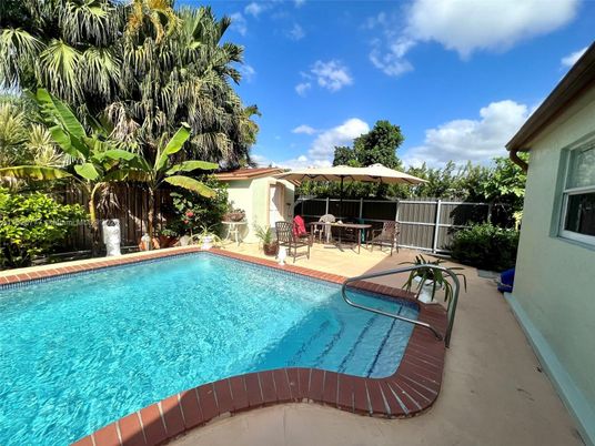 Exterior, Pool