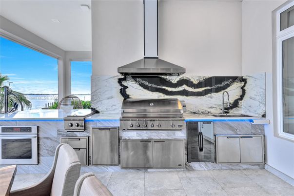 Interior, Stainless Steel Appliances, Water