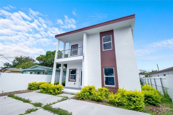 Exterior, Facade, Modern