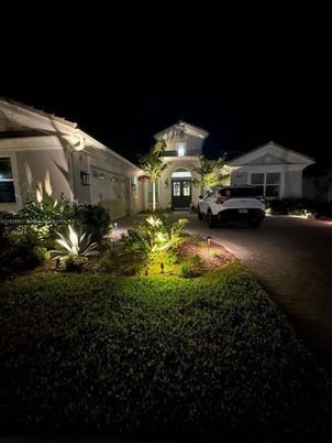 Attached, Exterior, Facade, American Craftsman