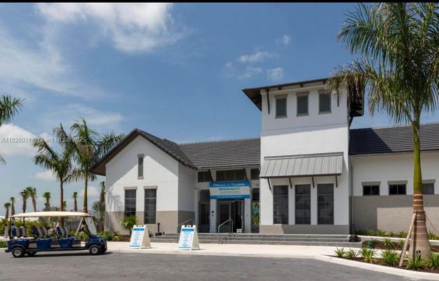Exterior, Facade, Modern