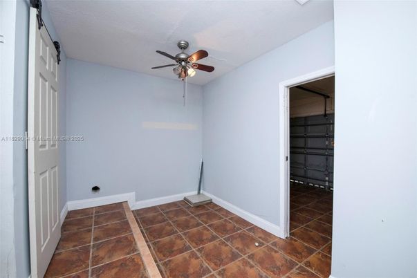 Empty room, Interior