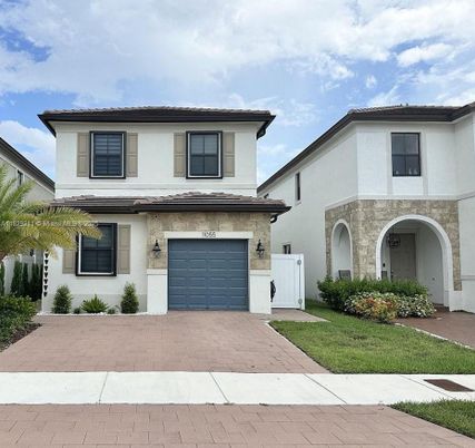 Attached, Exterior, Facade, Mediterranean