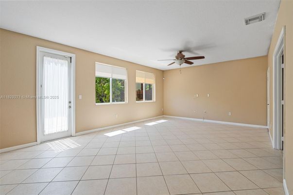 Empty room, Interior