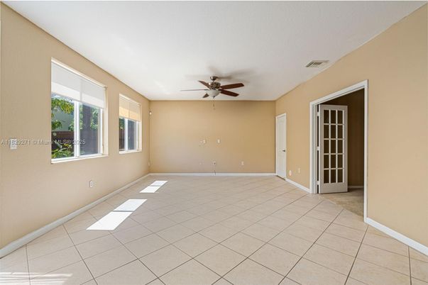 Empty room, Interior