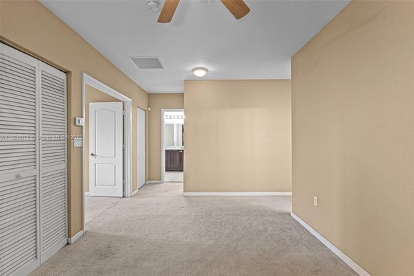 Empty room, Interior