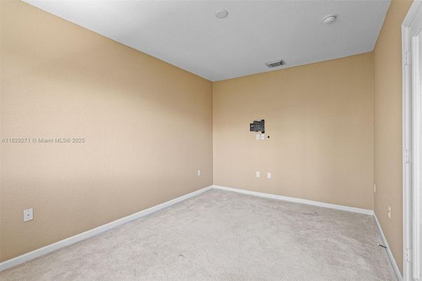 Empty room, Interior