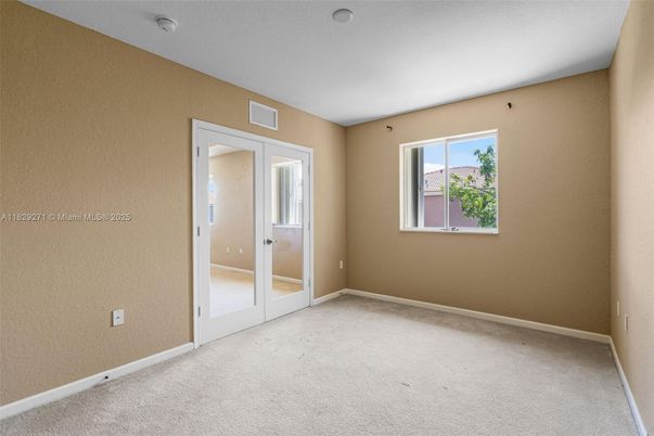 Empty room, Interior