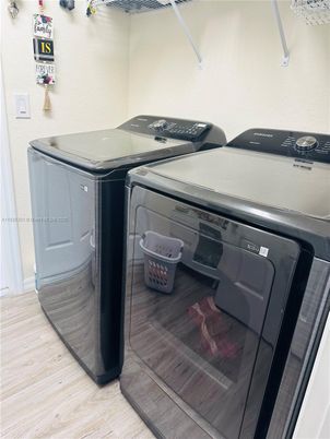 Interior, Washer, Wood Texture Flooring