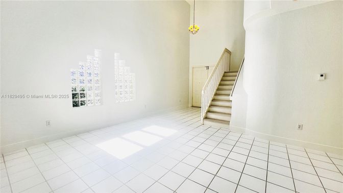 Empty room, Interior, Pendant Lights