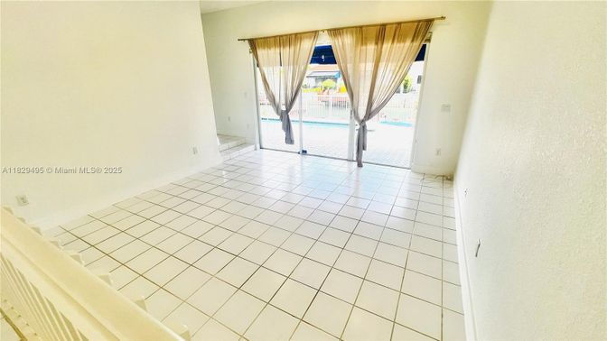 Empty room, Interior