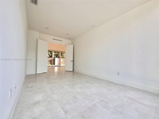 Empty room, Interior