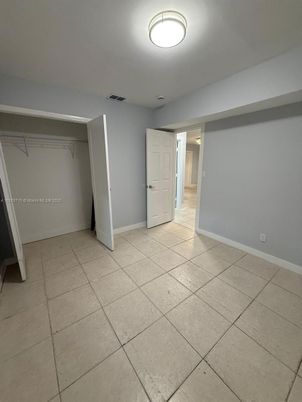 Empty room, Interior