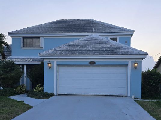 Attached, Exterior, Facade, Mediterranean