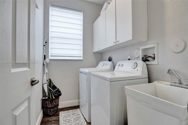 Interior, Washer, Wood Texture Flooring
