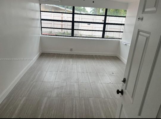 Empty room, Interior