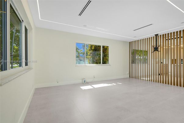 Empty room, Interior
