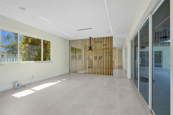 Empty room, Interior
