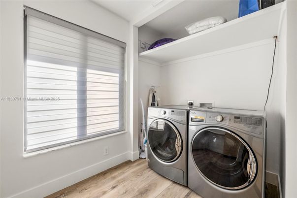 Interior, Washer, Wood Texture Flooring