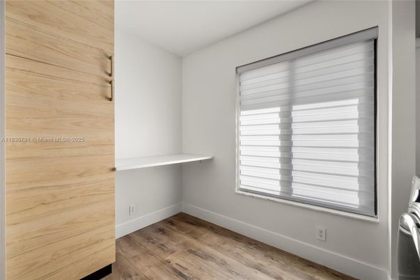 Interior, Washer, Wood Texture Flooring