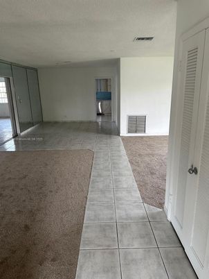Empty room, Interior