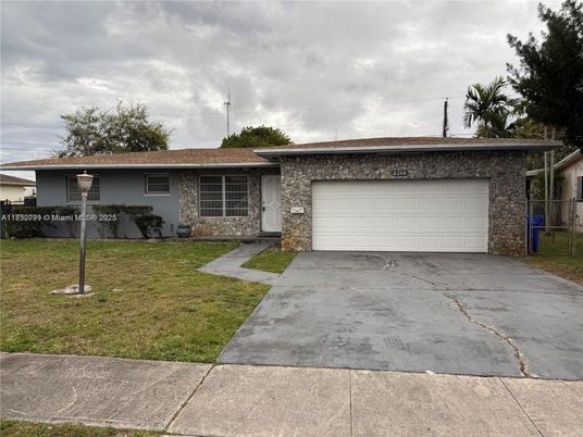 Attached, Exterior, Facade, Ranch