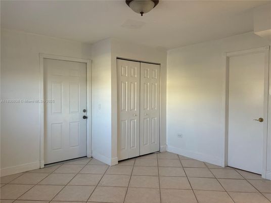 Empty room, Interior