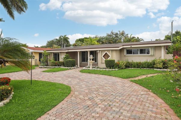 Backyard, Exterior, Facade, Ranch