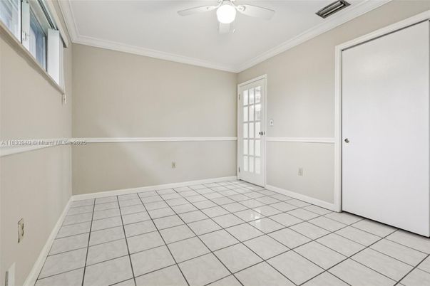 Empty room, Interior