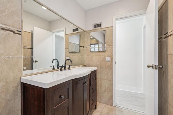 Bathroom, Dual Sink Vanities, Interior, Recessed Lighting